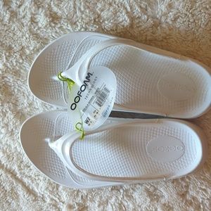 Oofos Oofoam technology sandals white size 7